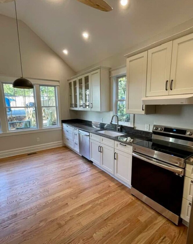 Foto principal - Beautiful picturebook 2 bed/1.5 bath cotta...