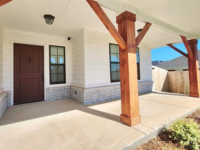 Building Photo - 18600 Luna Dr