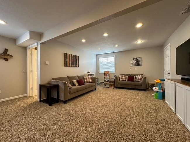 Building Photo - HUGE YARD!! 4 Bedroom, 3.5 Bath in Granger