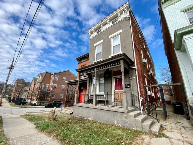 Building Photo - 7 bedroom/ 3bath Mins. from UC + Med Campu...