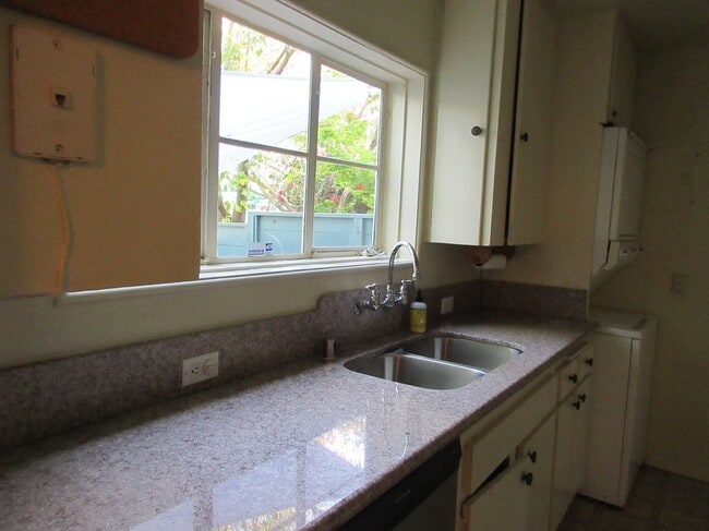 Kitchen Counter - 5271 Village Grn