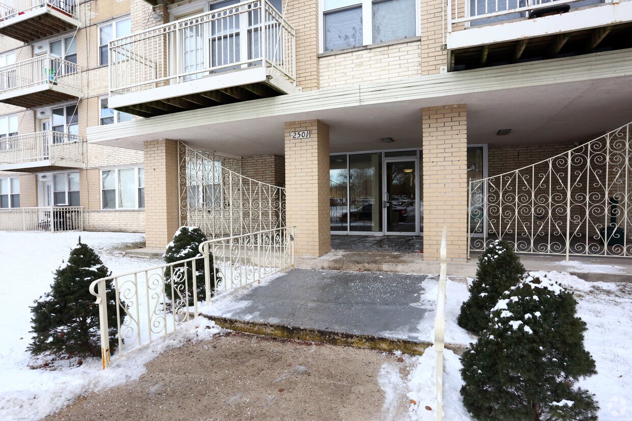 Building Photo - 2501 W Touhy Ave