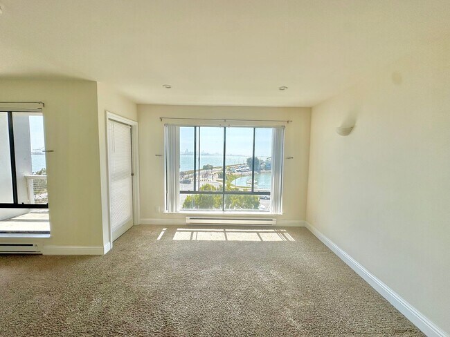 Foto del edificio - $500 OFF FOR FIRST MONTH RENT!!! Top Floor...