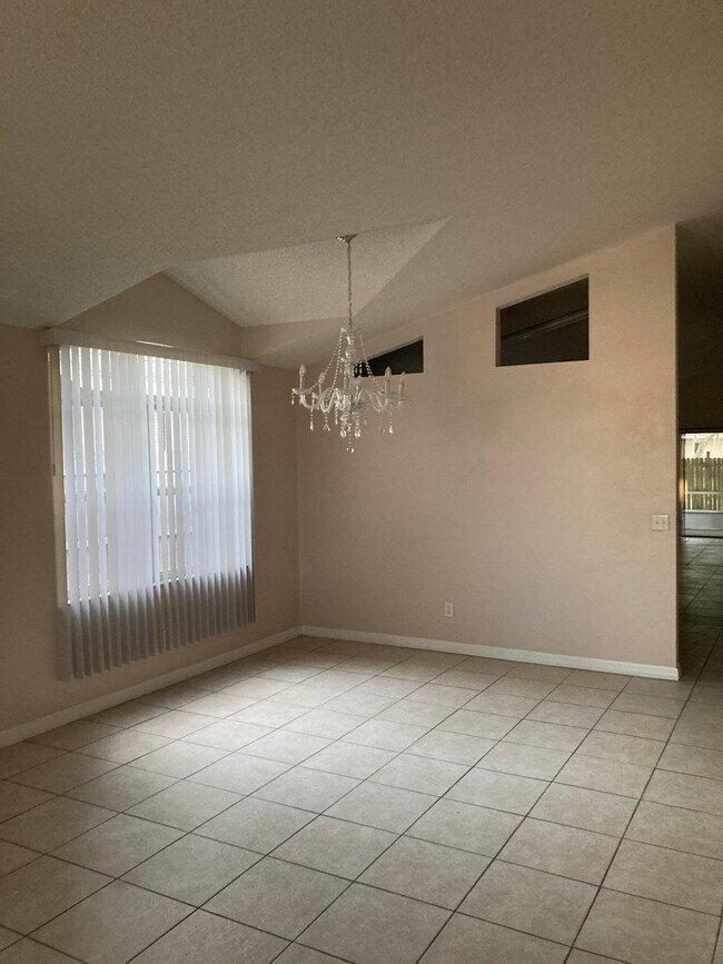 Building Photo - 1368 Woodfield Oaks Dr