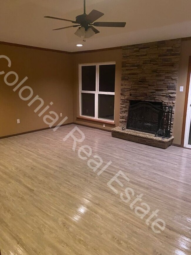 Building Photo - Beautiful and updated 3 bedroom 2 bathroom...