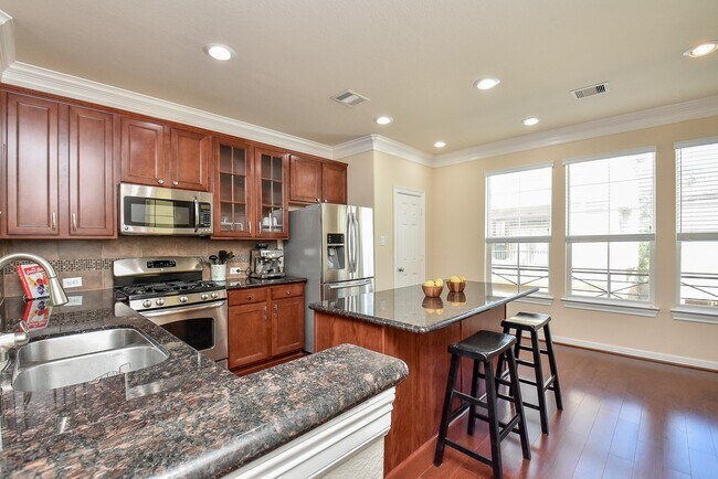 Building Photo - 3419 Clearview Villa Way