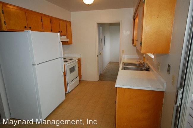 Building Photo - 2 br, 1 bath House - 390 Russell Rd.