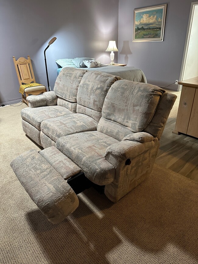 Recliner couch - 5027 Fulton Ave