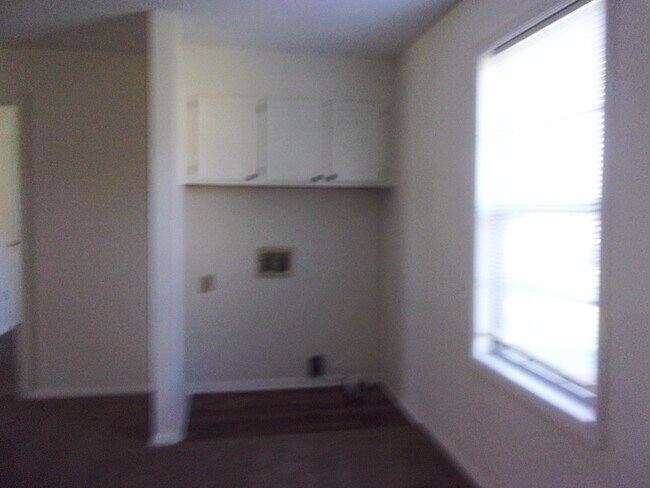 Building Photo - 831 Meadowlane Dr