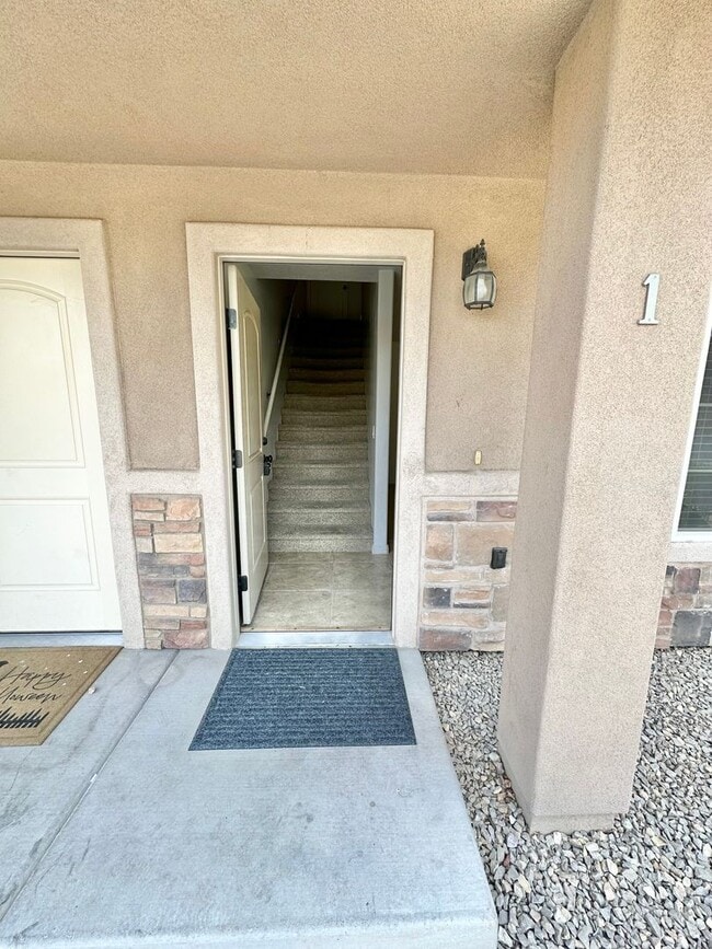 Building Photo - 3 bed 2.5 bath townhome - END UNIT!