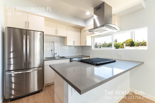 Building Photo - 756 N Ridgewood Pl