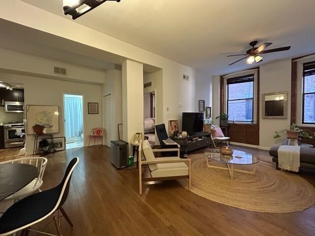 Building Photo - 347 Varick St