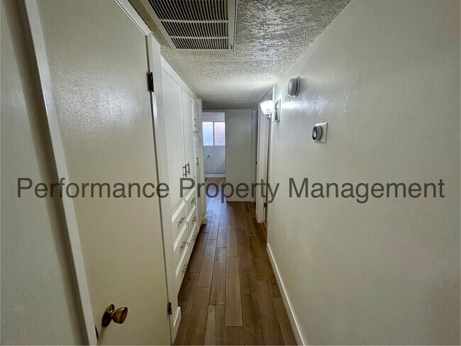 Foto del edificio - Cozy 3 Bed/2 Bath Home in SW Bakersfield w/ RBP & Security Deposit Alternative Option