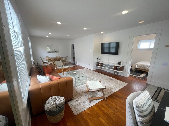 Building Photo - Adorable 4 bedroom home on the NW side of ...