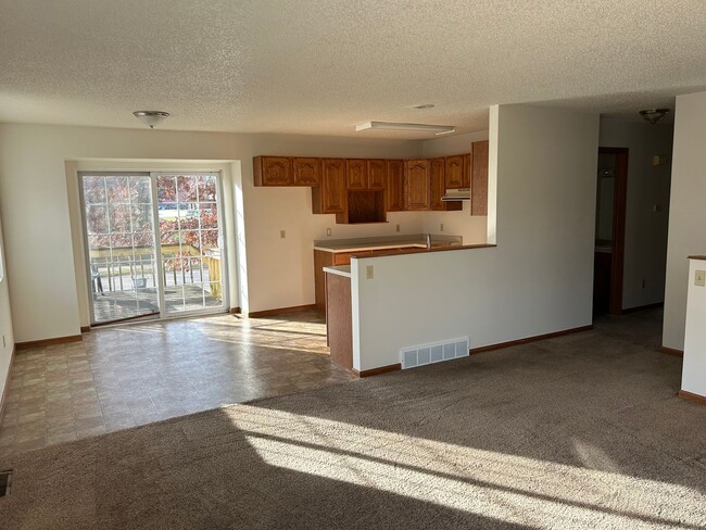 Building Photo - 4 Bedroom Home