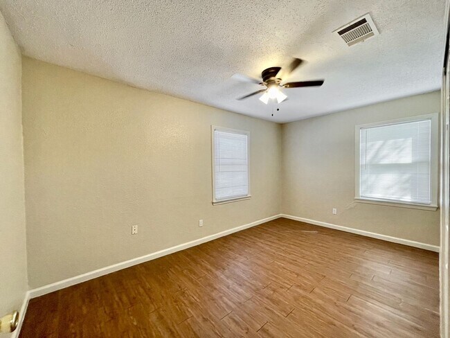 Foto del edificio - Charming 2 bedroom, 1 bath home with carpo...