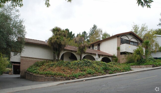 Building Photo - 2050 Ascot Dr