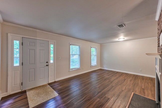 Building Photo - 1369 E Rock Springs Rd NE