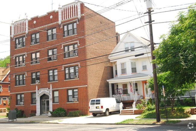 Building Photo - Berkeley Manor