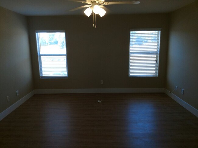 Foto del edificio - North Las Vegas 3 bedroom 2.5 bath with loft
