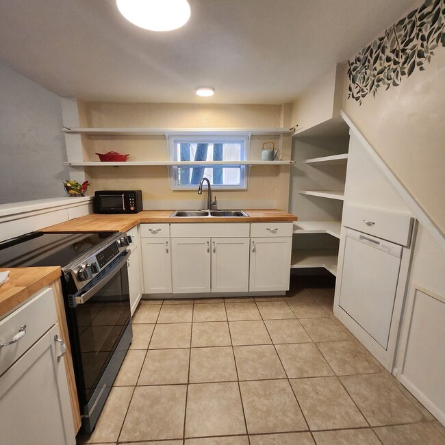 Building Photo - Single Family Home Close to UF!