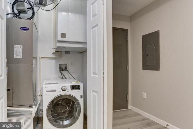 Building Photo - 400 S Highland Ave