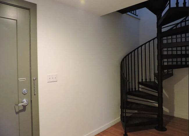 Puerta de entrada y escaleras al loft - 69 King St