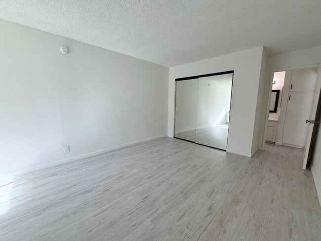 Building Photo - Western Serrano Ave Apartments