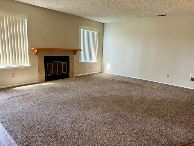Building Photo - 537 W Escalon Ave