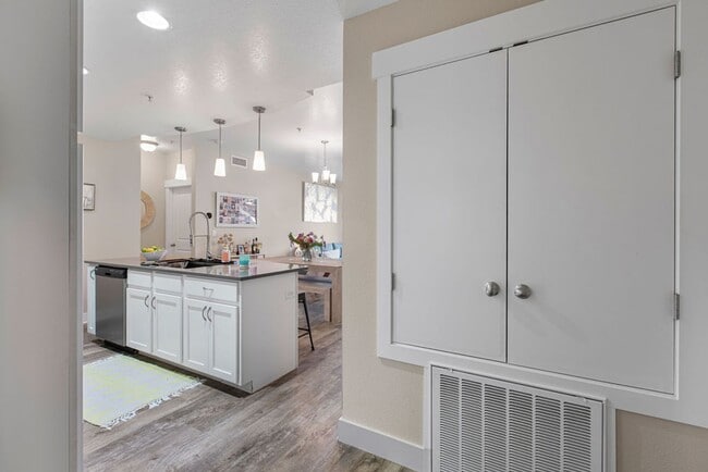 Building Photo - Modern 2 Bedroom, 2 Bath Condo in East For...