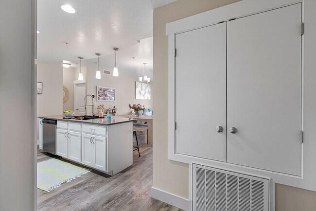Foto del edificio - Modern 2 Bedroom, 2 Bath Condo in East For...
