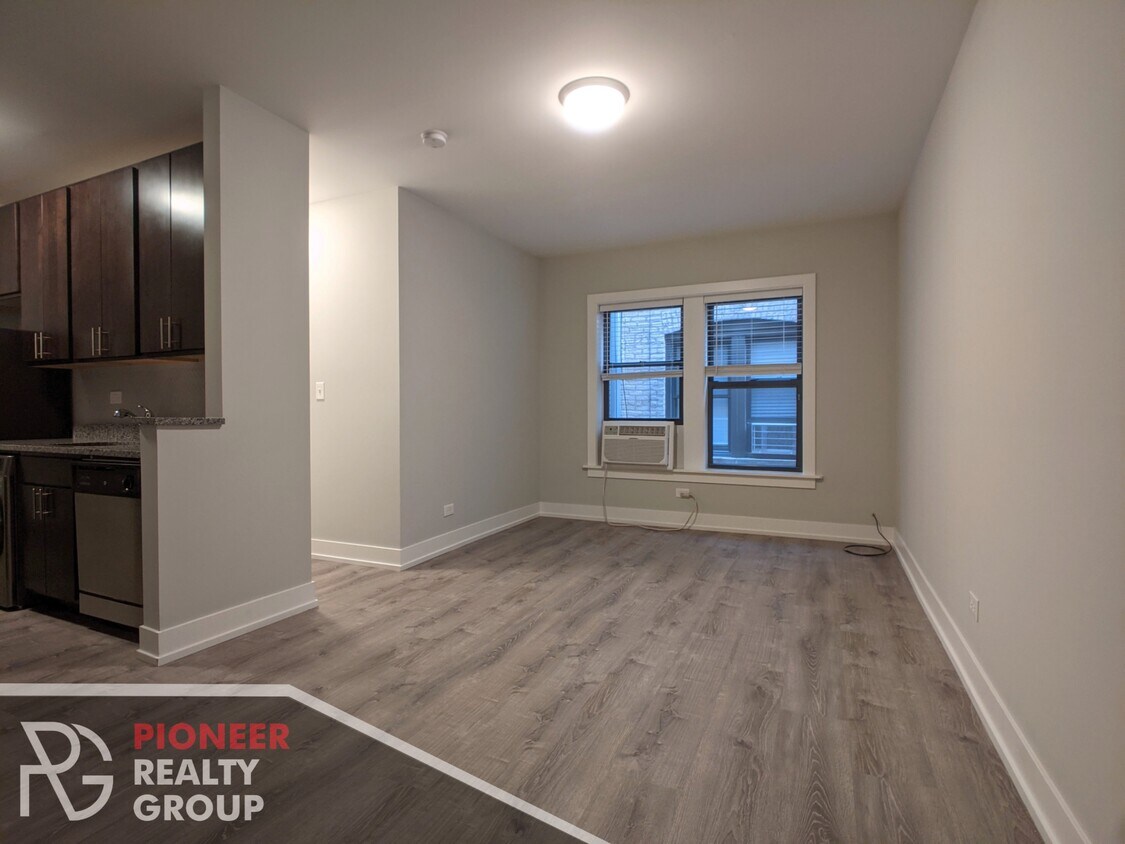 Primary Photo - 711 W Brompton Ave