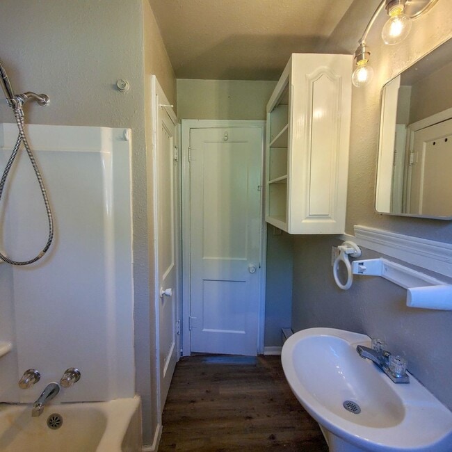 Building Photo - 2 Bedroom 1 bath Duplex