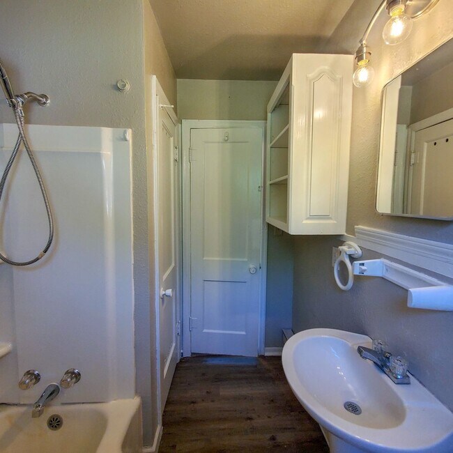 Foto del edificio - 2 Bedroom 1 bath Duplex