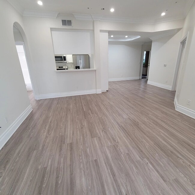 Foto del edificio - 2669 S Barrington Ave