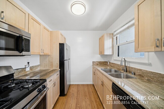 Building Photo - 5303 1/2 Vantage Ave-
