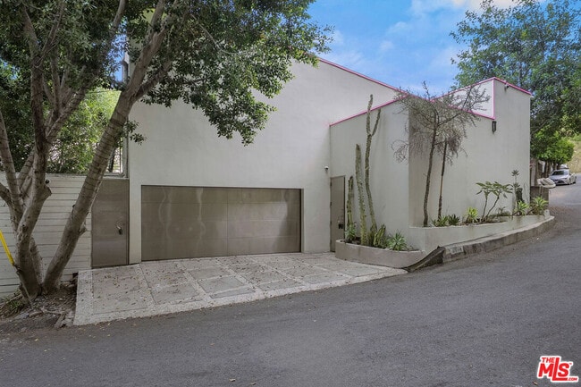 Building Photo - 8514 Hillside Ave