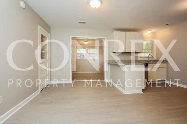 Foto del edificio - Charming 4 Bedroom Brick Bungalow Comes Fu...