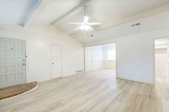 Building Photo - Beautifully Updated Duplex in South Lubbock!