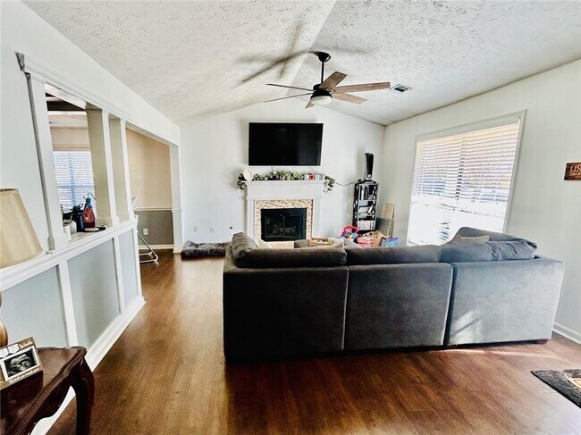 Foto del edificio - 5472 Riverchase Dr