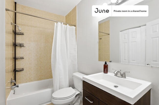 Building Photo - Private bedroom in 4 bed/2.5 bath Home