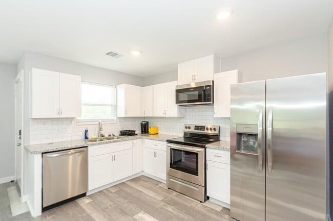 Building Photo - 618 Maple Way