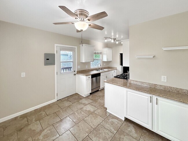 Building Photo - Charming 2BD/1BA Condo in University Heigh...