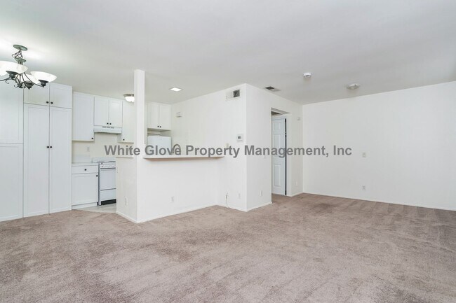 Foto del edificio - Charming Studio Condo with Garage in Desirable Las Palmas Community