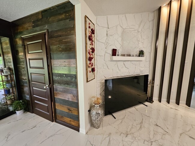 Building Photo - 2430 Glenholly Park Dr