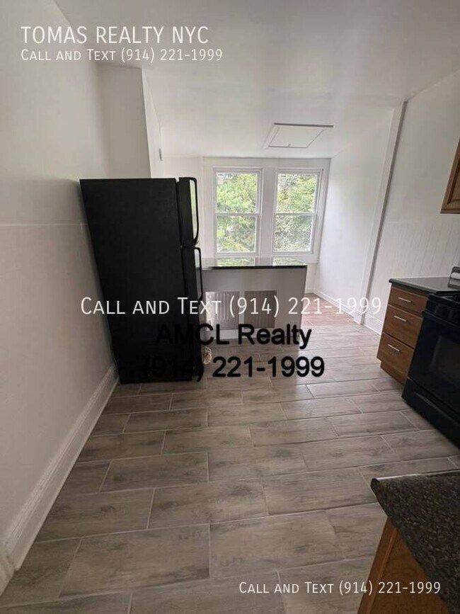 Building Photo - 143 Voss Ave