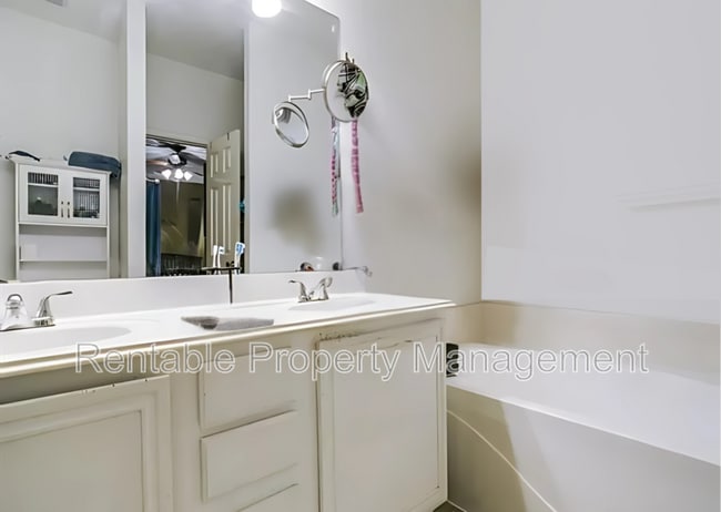 Building Photo - 4221 Park Village Ct