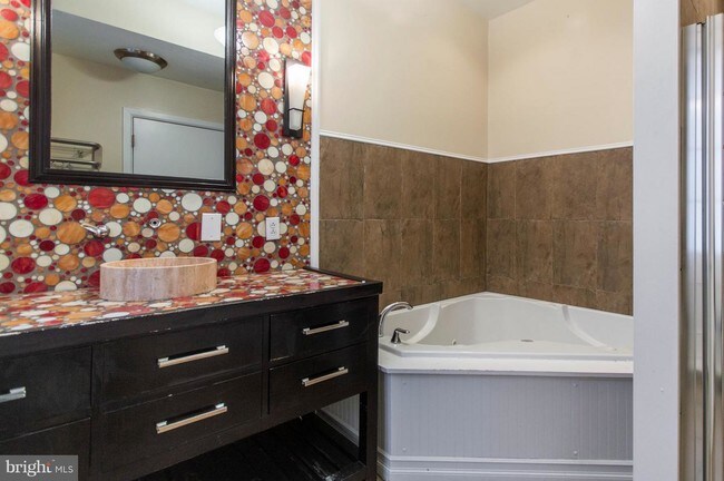 Building Photo - 237-41 N Bread St