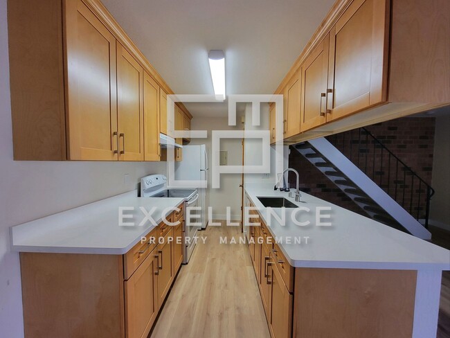 Building Photo - 2/1 Townhouse - Updated Kitchen, Community Pool, Storage, One Side of 2 Car Garage (For Storage)