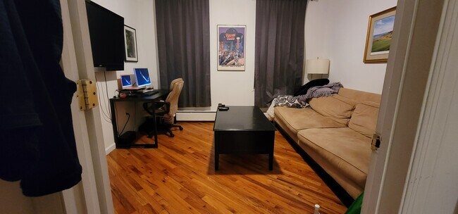 Living room, faces 1st St - 407 1st St